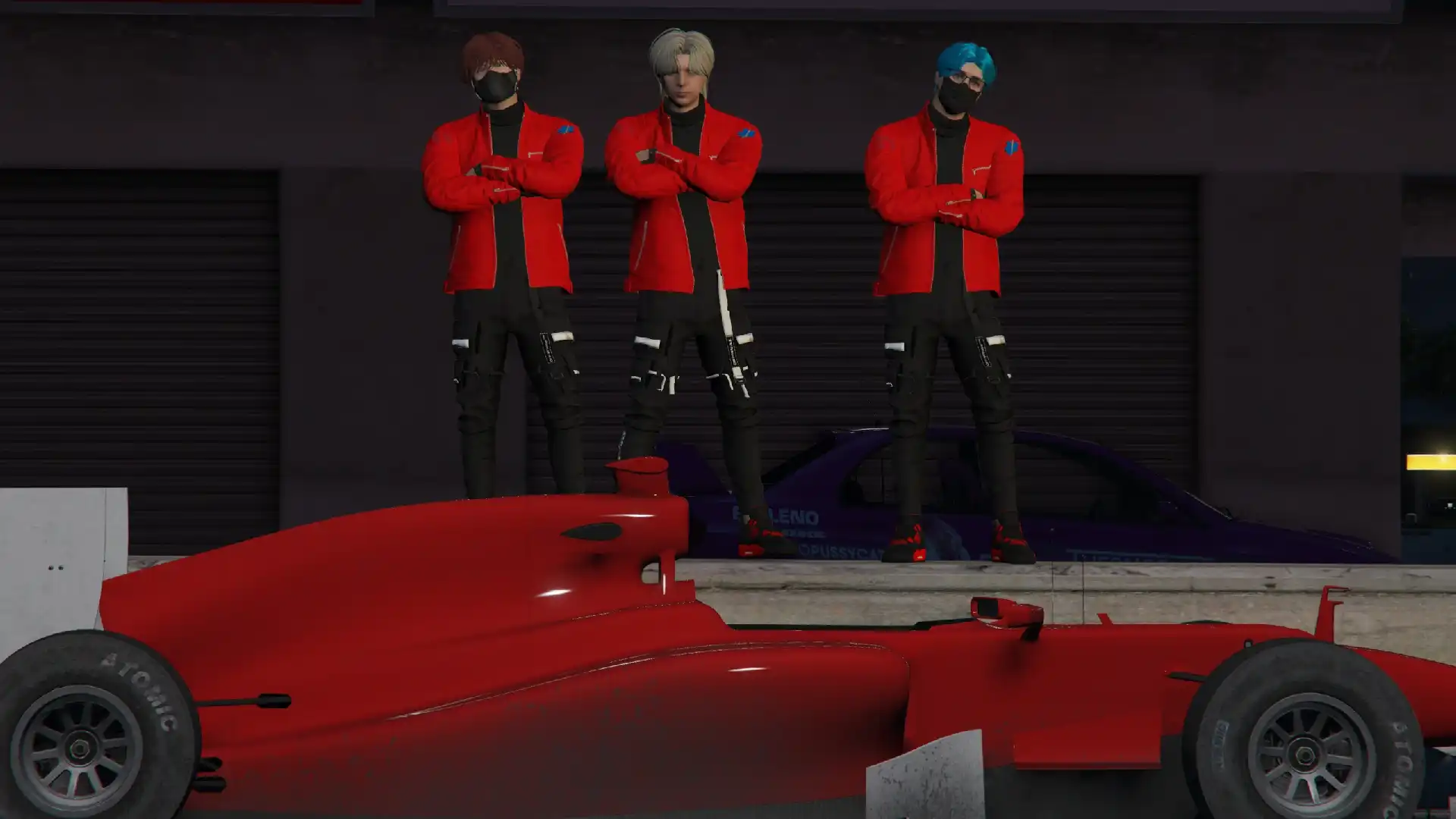 ピットクルーが工具を構え、ドライバーがヘルメットを被る準備をしている光景