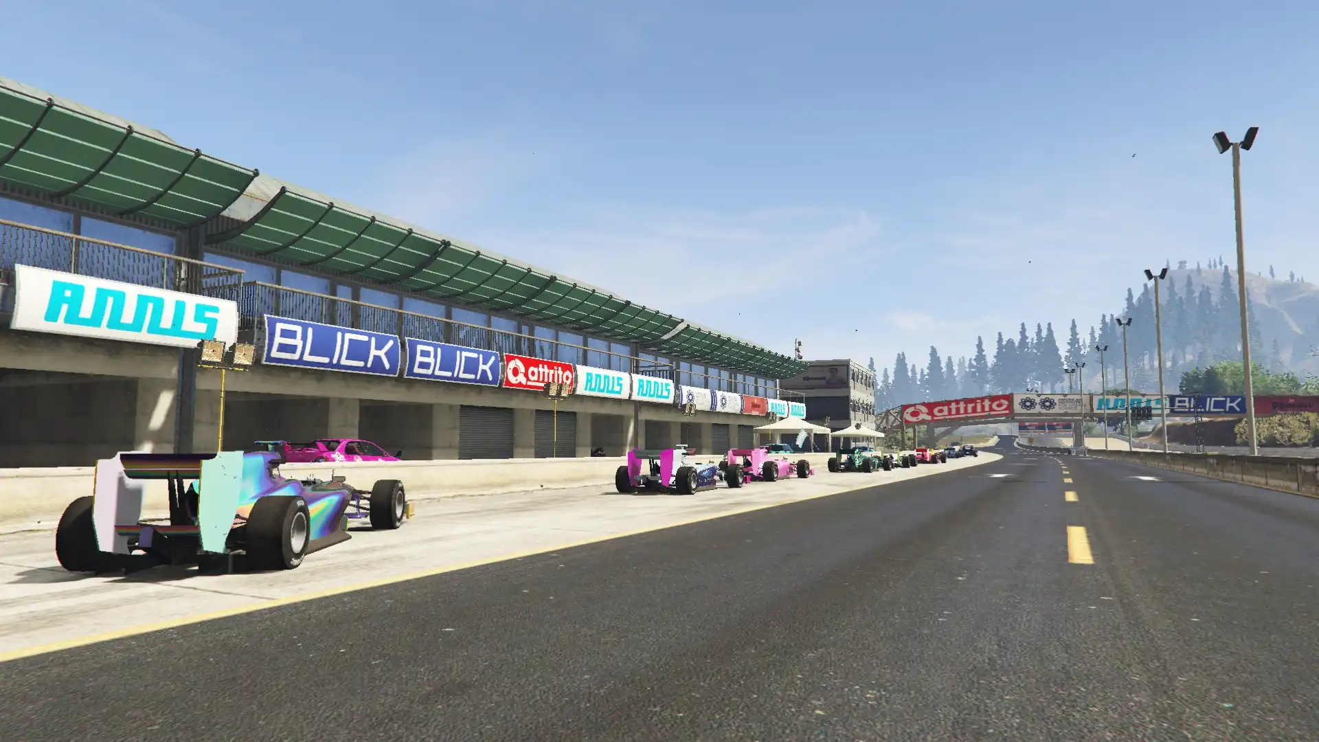 レース前ピットロード