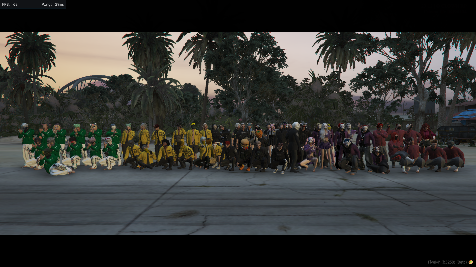 熱戦の後に訪れた、CLOWNの平和。警察、ギャング、市民が一堂に会し、笑顔で記念撮影。