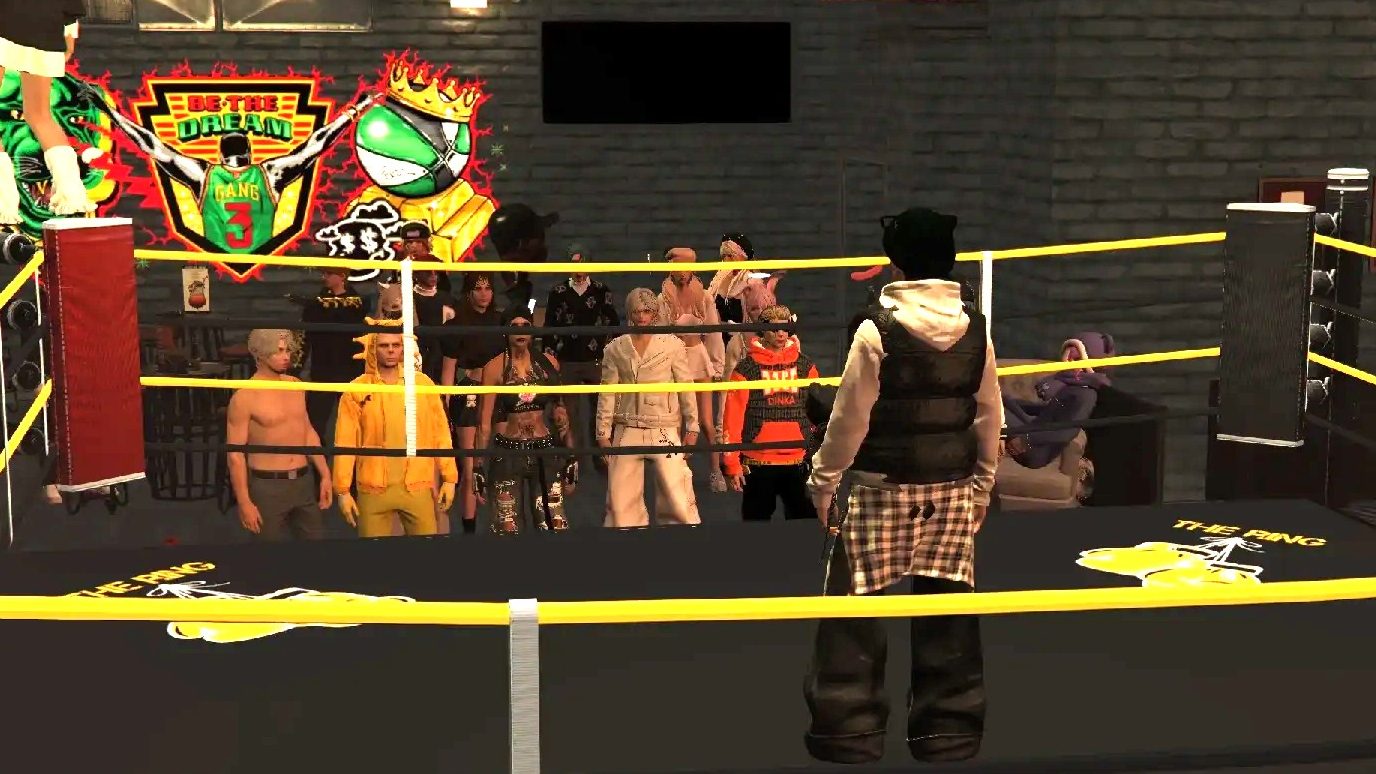 熱気に包まれたLivehouse Mirageの会場。ステージにはリングがあり、観客が興奮しながら見守っている様子。